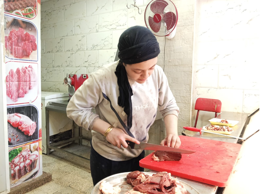 مهرة وهي تقطع الكبدة مهرة وهي تقطع الكبدة